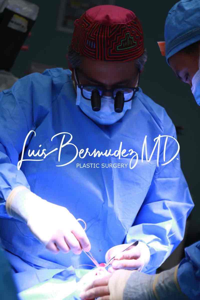 foto dr bermudez operando